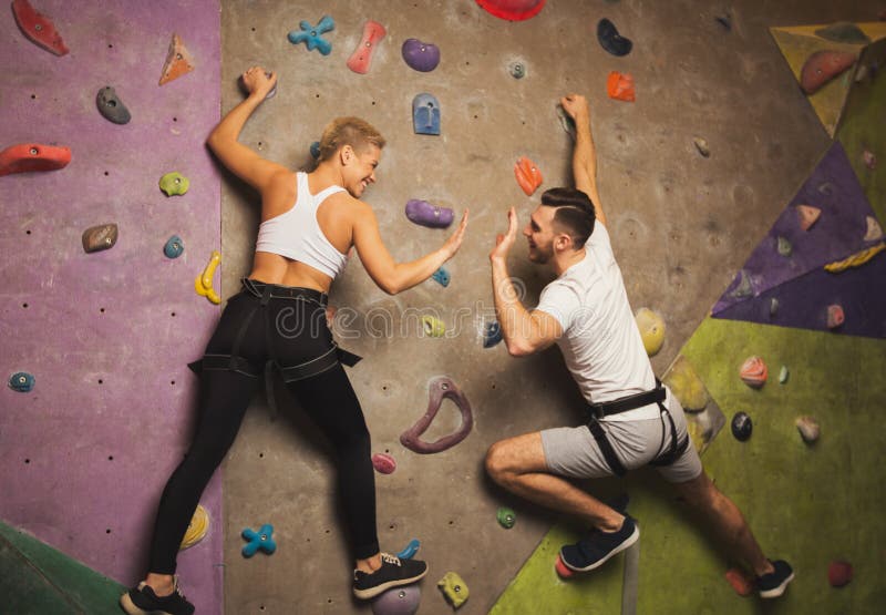 Twee beroeps die kunstmatige rotsmuur beklimmen bij gymnastiek royalty-vrije stock fotografie Twee beroeps die kunstmatige rotsmuur beklimmen bij gymnastiek royalty-vrije stock fotografie