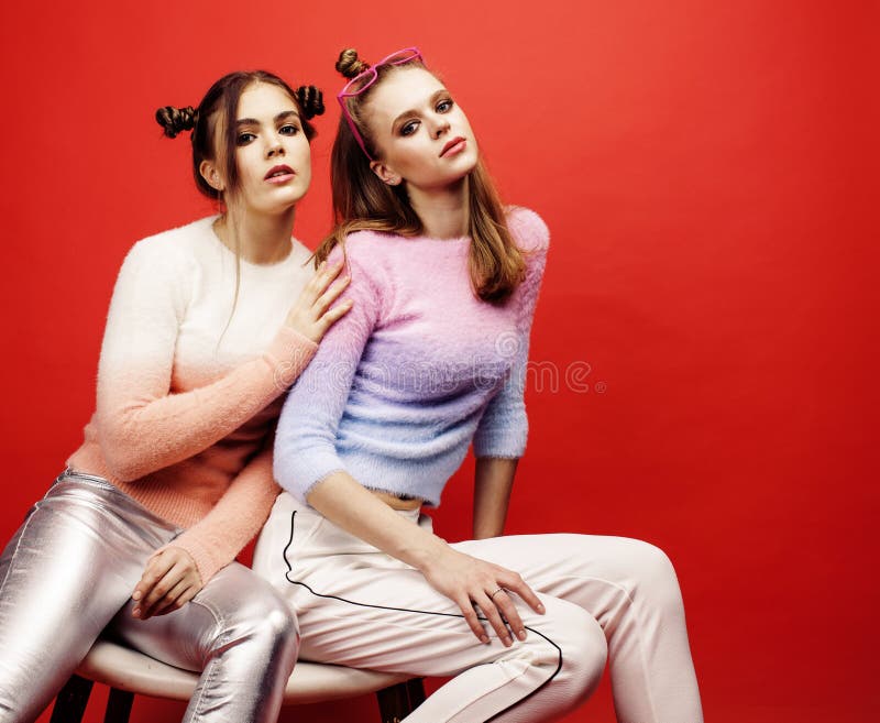 Twee beste vriendentieners die samen pret, stellen hebben emotioneel op rode achtergrond, besties het gelukkige glimlachen, leven royalty-vrije stock afbeelding Twee beste vriendentieners die samen pret, stellen hebben emotioneel op rode achtergrond, besties het gelukkige glimlachen, leven royalty-vrije stock afbeelding