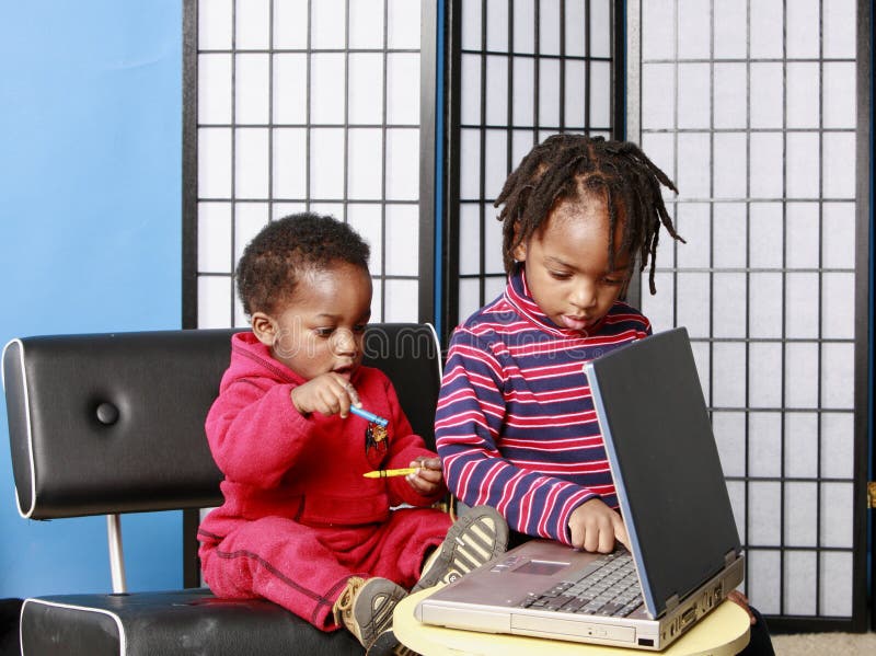 Twee broers die met een PC spelen stock afbeeldingen Twee broers die met een PC spelen stock afbeeldingen