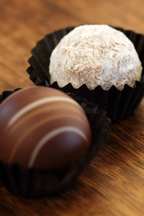 Twee chocoladetruffels royalty-vrije stock afbeelding Twee chocoladetruffels royalty-vrije stock afbeelding