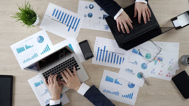 Twee collectieve werknemers die op laptops typen, die aan bedrijfsproject, hoogste mening werken stock foto Twee collectieve werknemers die op laptops typen, die aan bedrijfsproject, hoogste mening werken stock foto