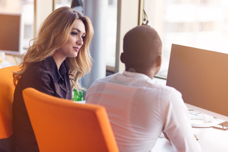 Twee creatieve millenial kleine bedrijfseigenaars die aan sociale media strategie werken die een computer met behulp van royalty-vrije stock afbeeldingen Twee creatieve millenial kleine bedrijfseigenaars die aan sociale media strategie werken die een computer met behulp van royalty-vrije stock afbeeldingen