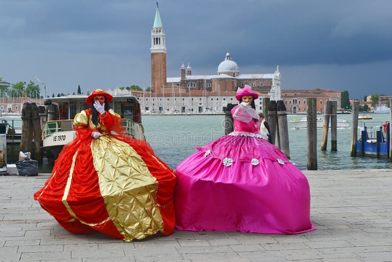 Migratie Tentakel fossiel Twee Dames in Traditionele Venetiaanse Carnaval-kleding Redactionele Stock  Foto - Image of gebeurtenis, overzees: 105010388