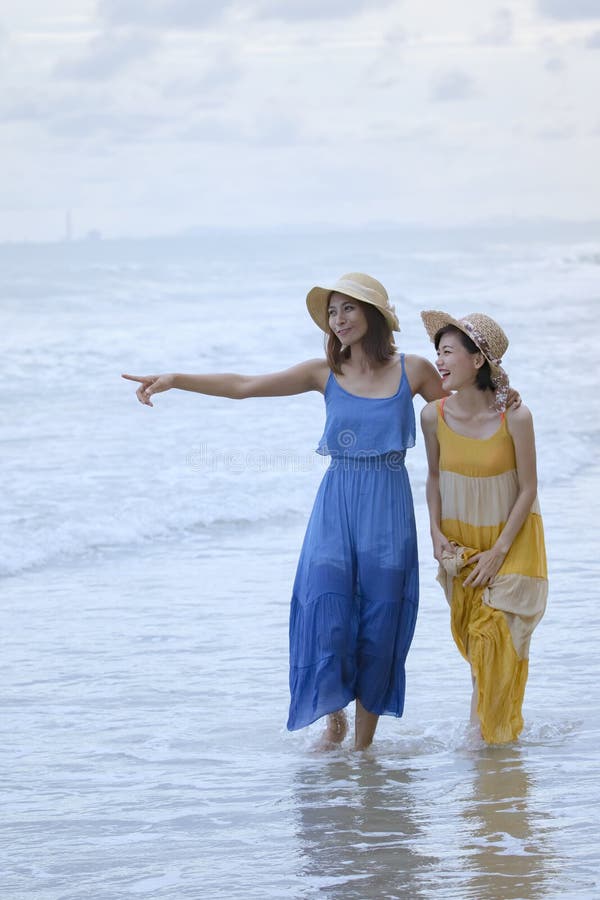 Twee de Aziatische tijd van de vrouwen ontspannende vakantie op overzees strand royalty-vrije stock foto's Twee de Aziatische tijd van de vrouwen ontspannende vakantie op overzees strand royalty-vrije stock foto's