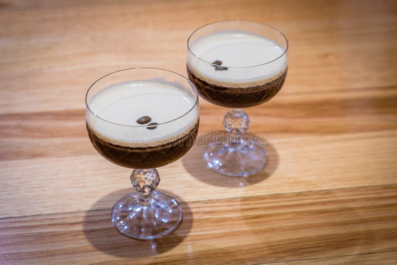 Twee de cocktaildranken van espressomartini met koffiebonen op bovenkant royalty-vrije stock fotografie Twee de cocktaildranken van espressomartini met koffiebonen op bovenkant royalty-vrije stock fotografie