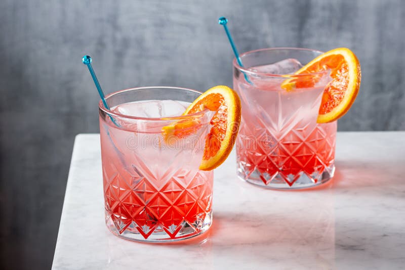 Twee de Jenever van de Bloedsinaasappel en Tonische Cocktails op Teller royalty-vrije stock foto's Twee de Jenever van de Bloedsinaasappel en Tonische Cocktails op Teller royalty-vrije stock foto's