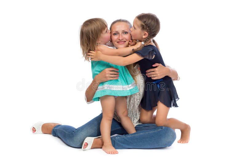 Twee dochters kussen mamma stock fotografie Twee dochters kussen mamma stock fotografie