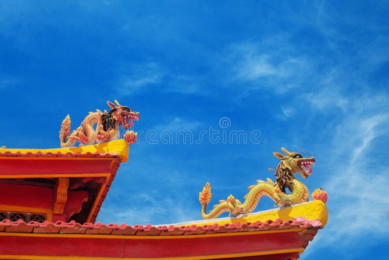 Twee draken op het dak van een Boeddhistische tempel stock fotografie Twee draken op het dak van een Boeddhistische tempel stock fotografie