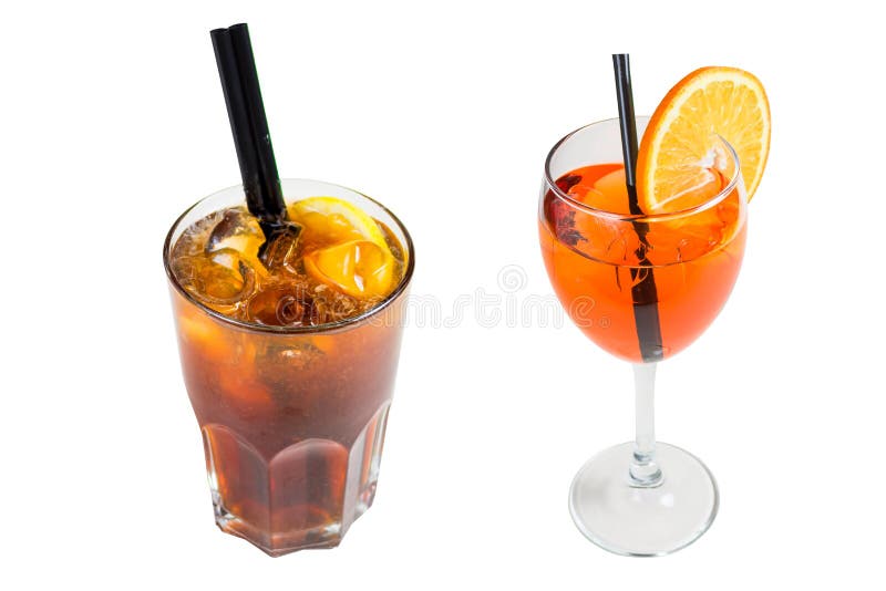 Twee dranken, donkere die cocktail met ijs in een glas en sinaasappel in een glas met een plak van sinaasappel, op witte achtergr stock fotografie Twee dranken, donkere die cocktail met ijs in een glas en sinaasappel in een glas met een plak van sinaasappel, op witte achtergr stock fotografie