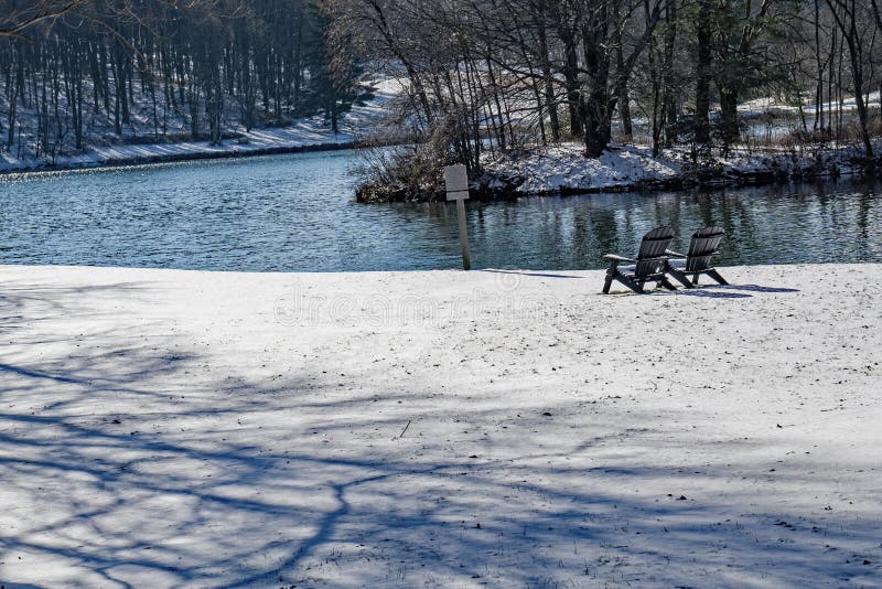 Twee Eenzame Stoelen in de Sneeuw stock afbeeldingen Twee Eenzame Stoelen in de Sneeuw stock afbeeldingen