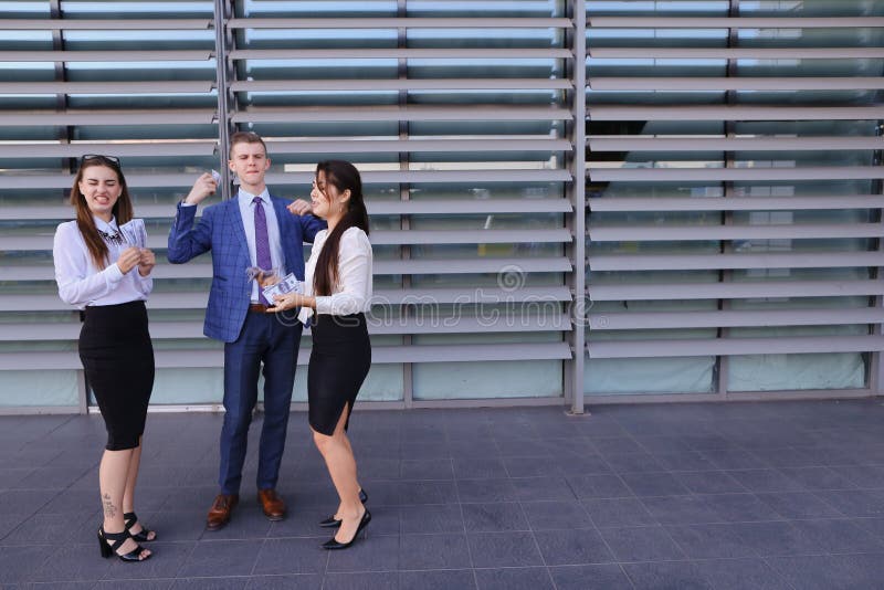 Twee elegante jonge vrouwen, bedrijfsdames en knap jong mannetje stock foto's Twee elegante jonge vrouwen, bedrijfsdames en knap jong mannetje stock foto's