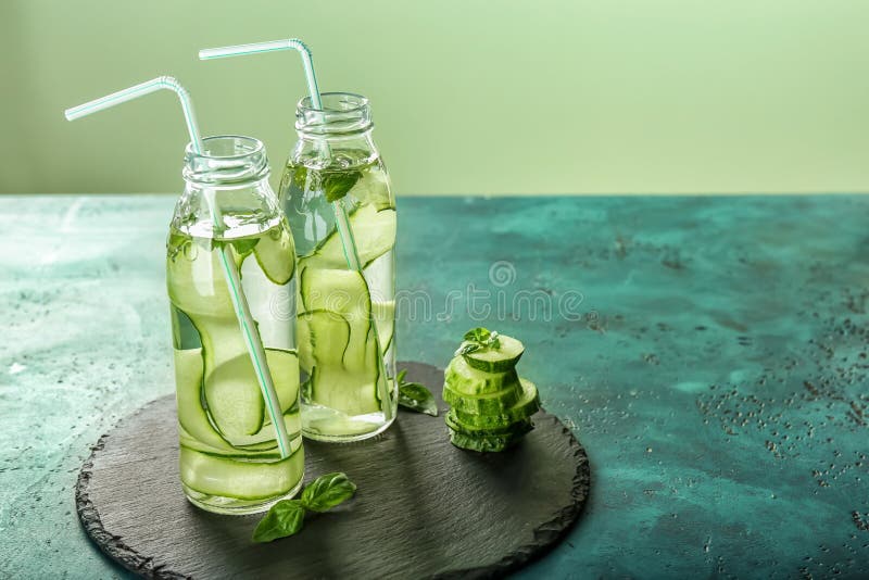 Twee flessen komkommer gegoten water op lijst royalty-vrije stock foto's Twee flessen komkommer gegoten water op lijst royalty-vrije stock foto's