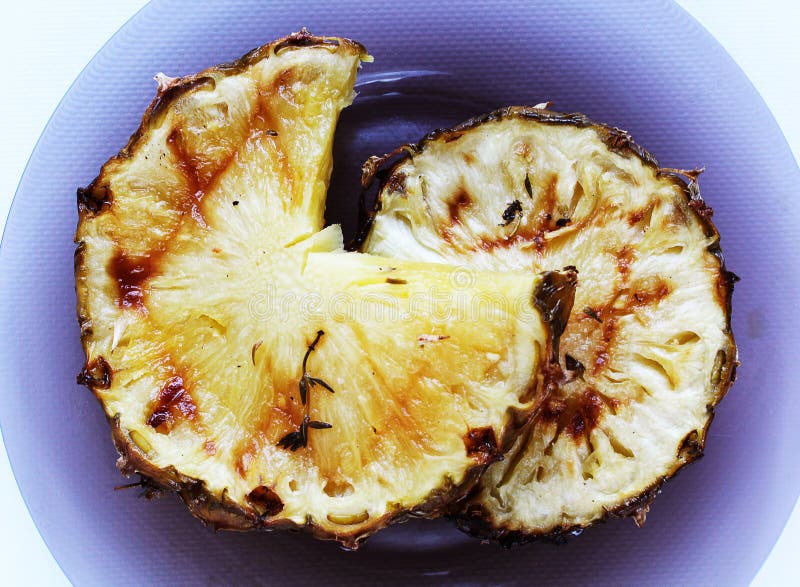 Twee gebraden sappige ananas op plaat stock fotografie Twee gebraden sappige ananas op plaat stock fotografie