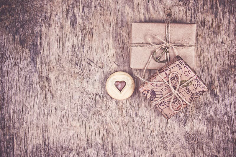 Twee giftdozen en een hartkoekje Romantisch concept Koekjes van valentijnskaart De ruimte van het exemplaar royalty-vrije stock afbeeldingen Twee giftdozen en een hartkoekje Romantisch concept Koekjes van valentijnskaart De ruimte van het exemplaar royalty-vrije stock afbeeldingen
