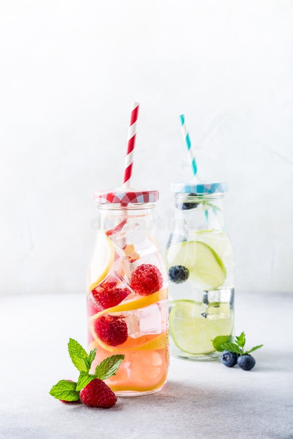 Twee glasflessen met limonade stock foto Twee glasflessen met limonade stock foto