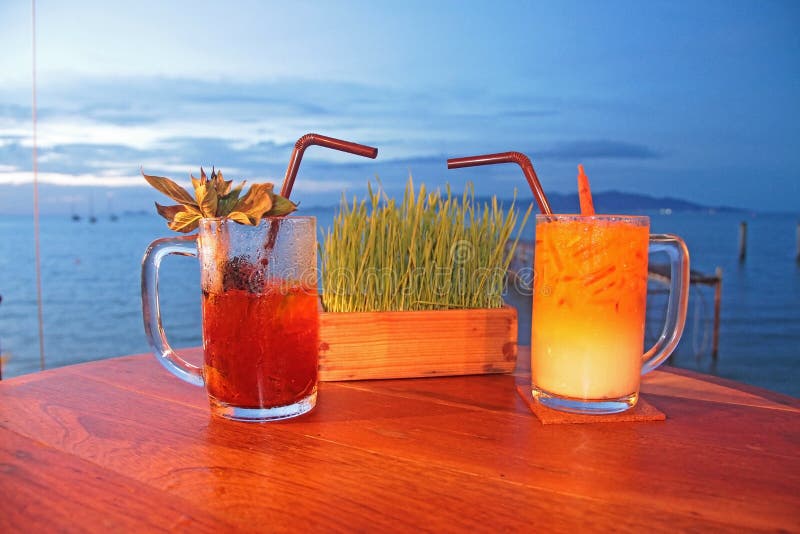 Twee glazen van frisdrank bij het strand stock afbeelding Twee glazen van frisdrank bij het strand stock afbeelding