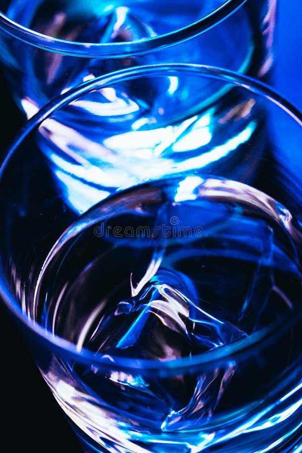Twee glazen wodka met ijsclose-up royalty-vrije stock afbeeldingen Twee glazen wodka met ijsclose-up royalty-vrije stock afbeeldingen