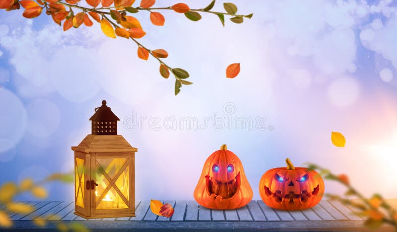 Twee grappige oranje pompoenen met gloeiende ogen op hout Bokeh en lensgloed royalty-vrije stock afbeelding Twee grappige oranje pompoenen met gloeiende ogen op hout Bokeh en lensgloed royalty-vrije stock afbeelding