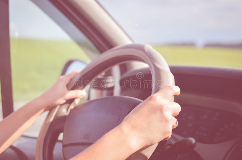 Twee handen die stuurwiel binnen auto houden met stock afbeeldingen Twee handen die stuurwiel binnen auto houden met stock afbeeldingen