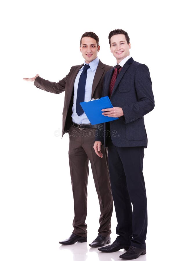 Twee het jonge bedrijfsmensen voorstellen royalty-vrije stock afbeeldingen Twee het jonge bedrijfsmensen voorstellen royalty-vrije stock afbeeldingen