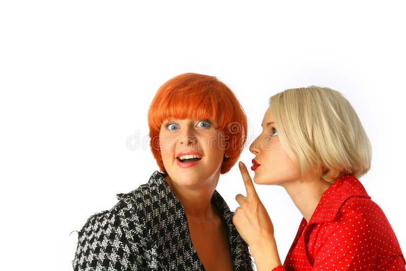 Twee het jonge vrouwen fluisteren stock fotografie Twee het jonge vrouwen fluisteren stock fotografie