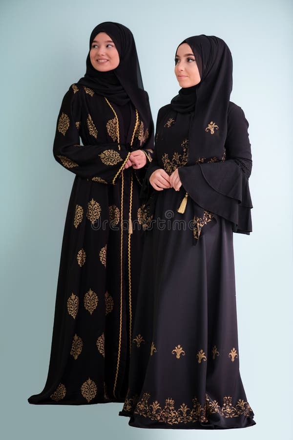 oppakken lelijk Faculteit Twee Hijab-moslima Op Cynische Achtergrond Stock Afbeelding - Image of  decoratie, wijfje: 148139409