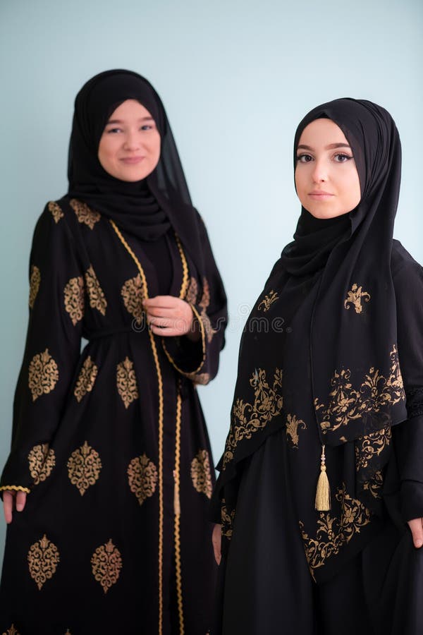 bekken Fietstaxi controleren Twee Hijab-moslima Op Cynische Achtergrond Stock Foto - Image of persoon,  manier: 148139646