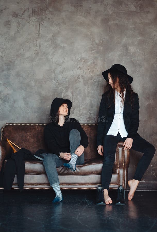 Twee hipstermeisjes die voor de camera stellen stock afbeelding Twee hipstermeisjes die voor de camera stellen stock afbeelding