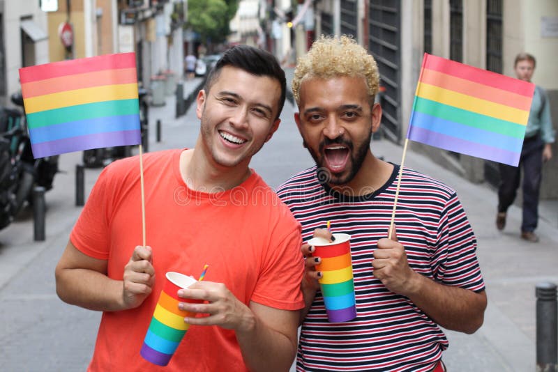 Twee homoseksuelen die in openlucht partying stock foto's Twee homoseksuelen die in openlucht partying stock foto's