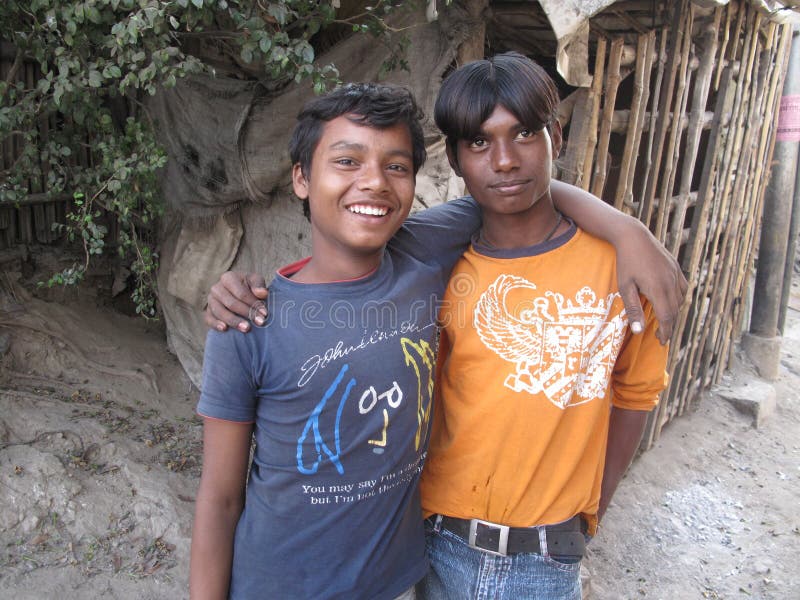 Twee Indische tienerjongens die aan de camera in Kolkata stellen royalty-vrije stock afbeeldingen Twee Indische tienerjongens die aan de camera in Kolkata stellen royalty-vrije stock afbeeldingen