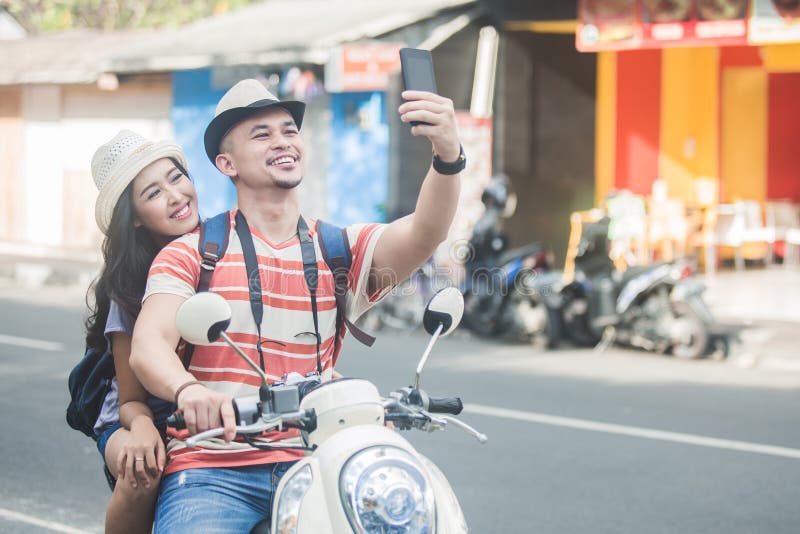 Twee jonge backpackers die selfies gebruikend mobilofoonscamera w nemen