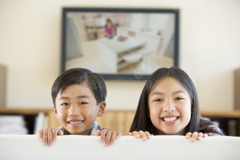 Twee jonge kinderen in ruimte met het vlakke scherm stock foto's Twee jonge kinderen in ruimte met het vlakke scherm stock foto's