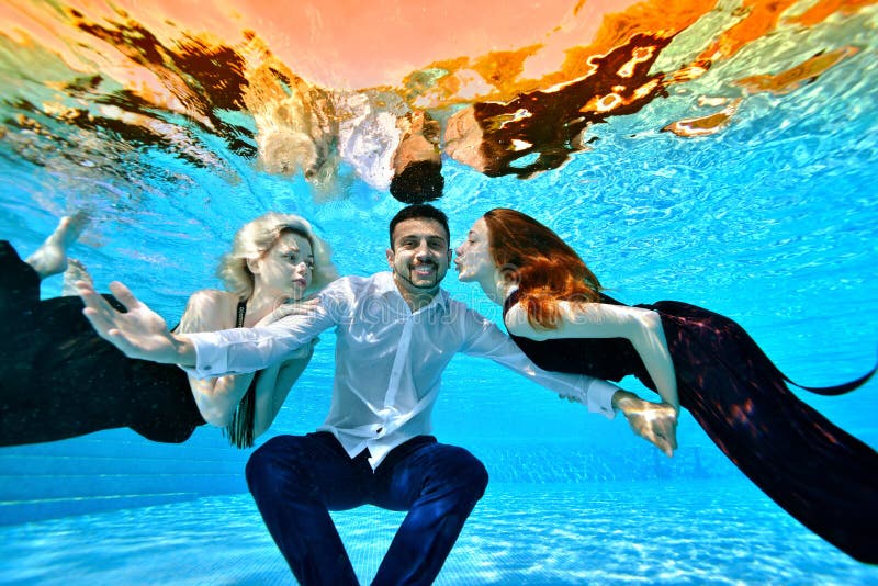 Verplicht Welke koppeling Twee Jonge Meisjes in Liefde, Een Blonde En Een Brunette, Zwemmen in Kleding En Spelen Met Een Kerel in Een Wit Overhemd Onder Wa Stock Foto - Image of baard, spel: 125960782 Verplicht Welke koppeling Twee Jonge Meisjes in Liefde, Een Blonde En Een Brunette, Zwemmen in Kleding En Spelen Met Een Kerel in Een Wit Overhemd Onder Wa Stock Foto - Image of baard, spel: 125960782