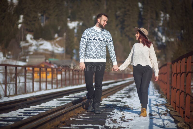 Twee jonge reizigers die op brug lopen royalty-vrije stock fotografie Twee jonge reizigers die op brug lopen royalty-vrije stock fotografie