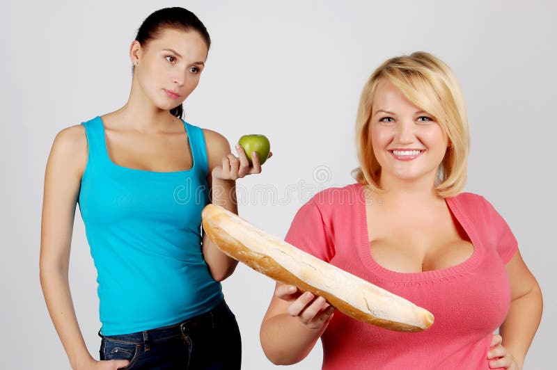Twee jonge vrouwen die voedsel voor dieet kiezen stock foto's Twee jonge vrouwen die voedsel voor dieet kiezen stock foto's