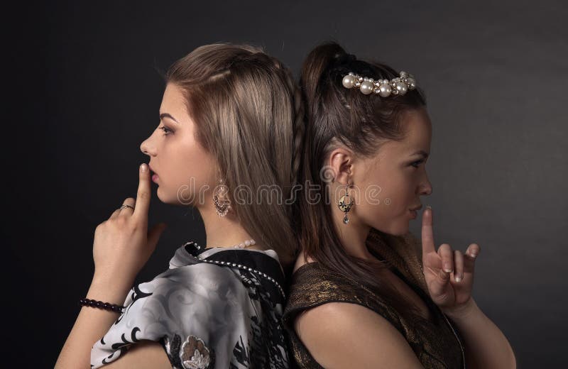 Twee jonge vrouwen in het nationale Indische kostuum royalty-vrije stock foto's Twee jonge vrouwen in het nationale Indische kostuum royalty-vrije stock foto's
