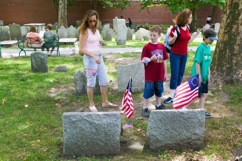 Twee kinderen bekijken Revolutionaire Graven royalty-vrije stock afbeelding Twee kinderen bekijken Revolutionaire Graven royalty-vrije stock afbeelding