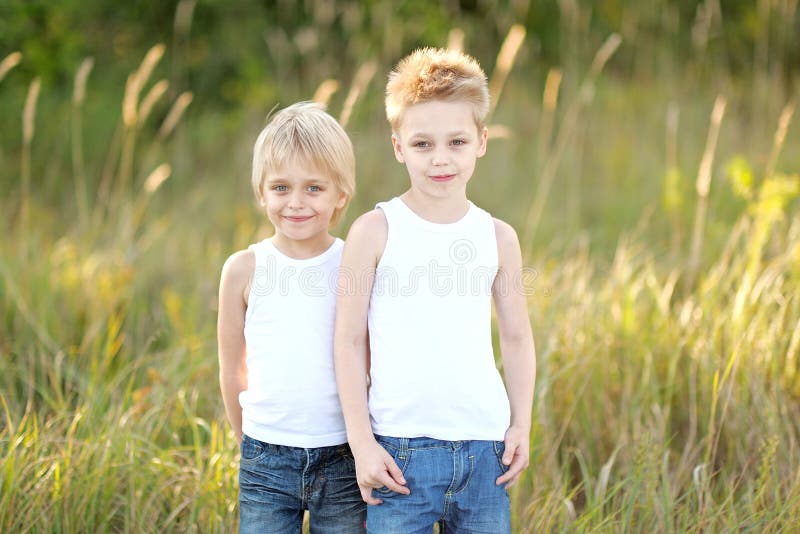 Twee kinderen die op weide spelen stock foto Twee kinderen die op weide spelen stock foto