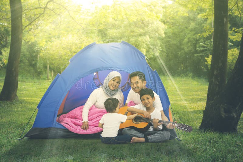 Twee kinderen genieten van kamperend met hun ouders stock foto's Twee kinderen genieten van kamperend met hun ouders stock foto's