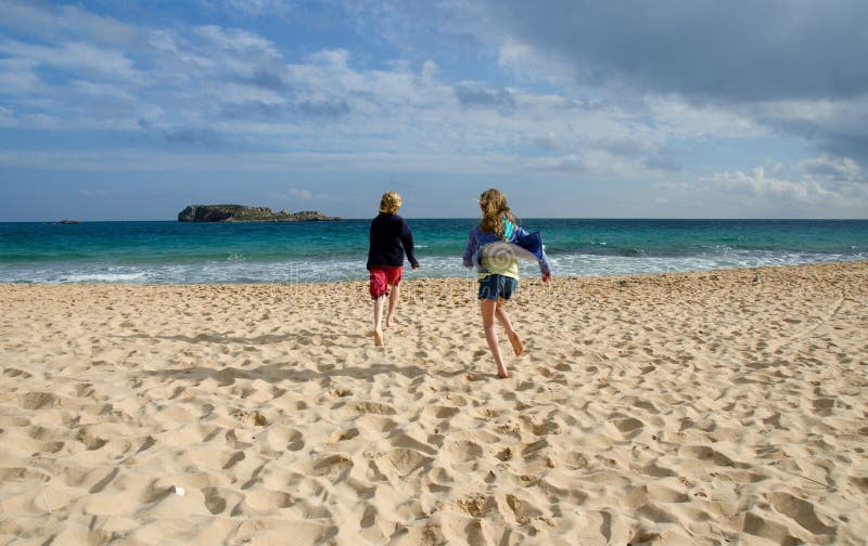 Twee kinderen het lopen royalty-vrije stock foto