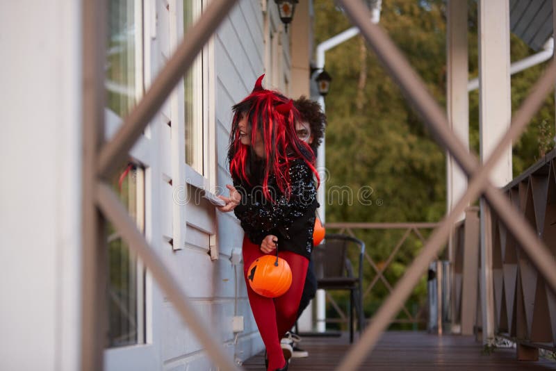 Twee kinderen spelen games op Halloween royalty-vrije stock foto Twee kinderen spelen games op Halloween royalty-vrije stock foto