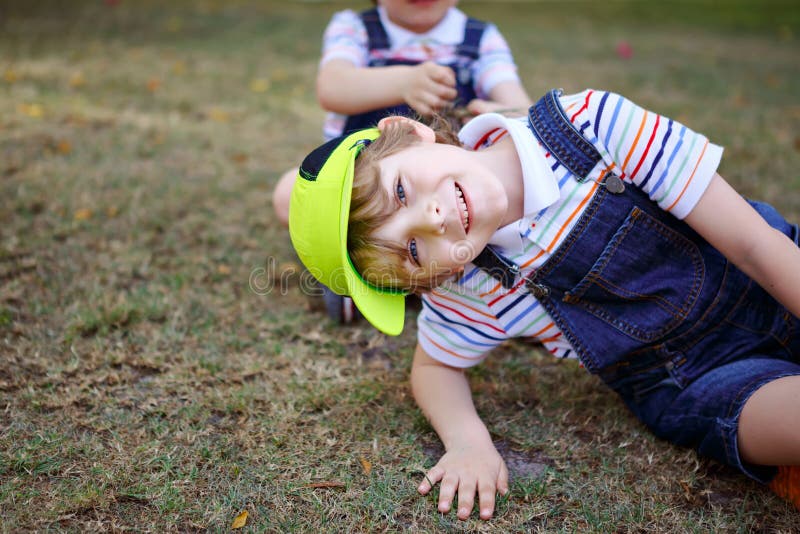 Twee kleine jonge geitjesjongens die pret in een park hebben, gelukkige beste vrienden die, vriendschapsconcept spelen Siblings b stock afbeelding Twee kleine jonge geitjesjongens die pret in een park hebben, gelukkige beste vrienden die, vriendschapsconcept spelen Siblings b stock afbeelding