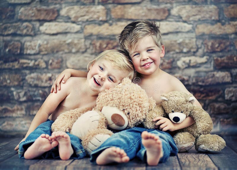 Twee kleine jongens die van hun kinderjaren genieten