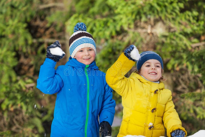 Twee kleine jongens met sneeuwballen in het park stock afbeelding Twee kleine jongens met sneeuwballen in het park stock afbeelding