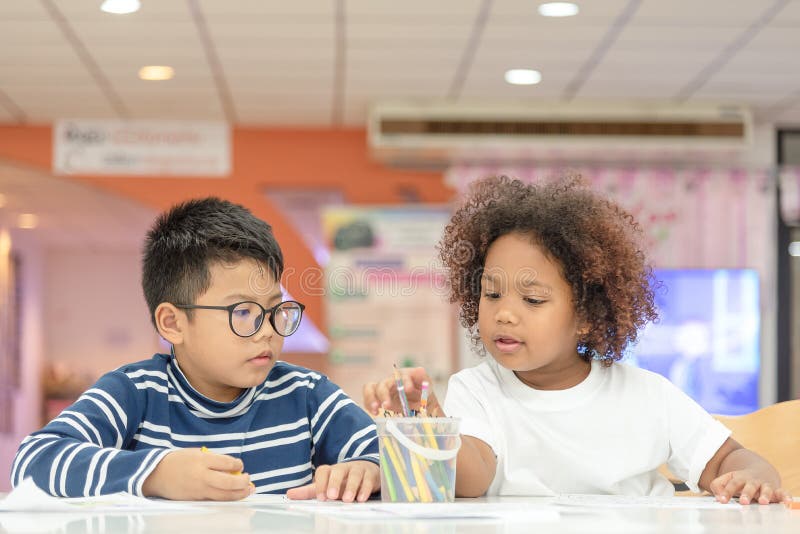 Twee Kleine Peuterjongetjes En Meisjes Houden Ervan Om Samen Te Tekenen Twee