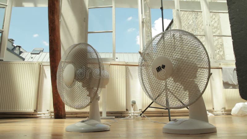 Twee koelventilators binnen op een hete de zomerdag