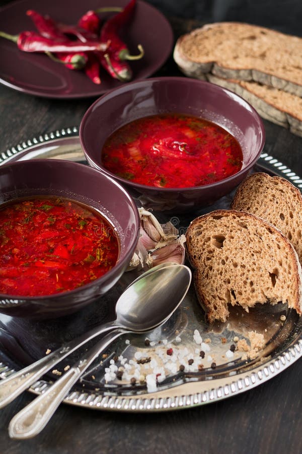 Twee kommen met traditionele Oekraïense plantaardige borscht royalty-vrije stock foto's Twee kommen met traditionele Oekraïense plantaardige borscht royalty-vrije stock foto's