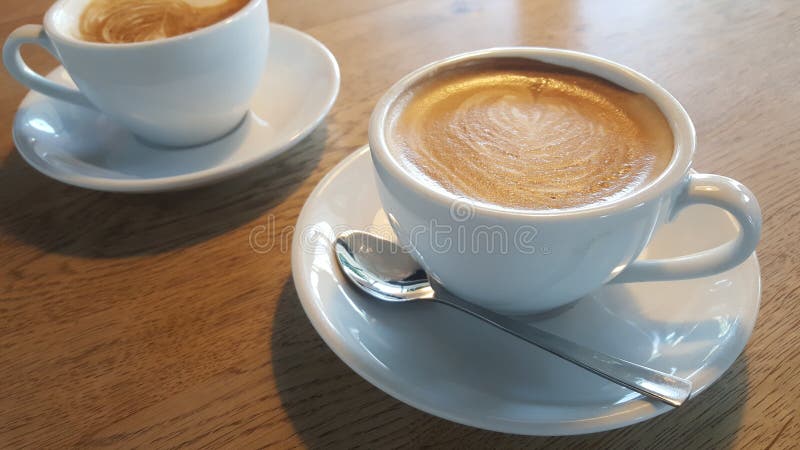experimenteel Ontstaan Verbetering Twee Kopjes Koffie Op Een Houten Tafel Stock Foto - Image of ochtend,  drank: 184338510