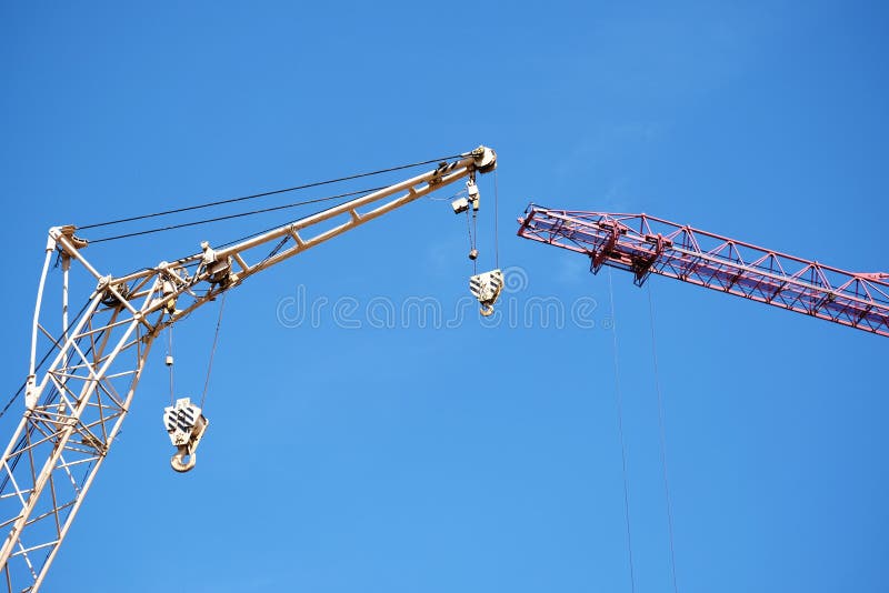 Twee kranen bij de bouwwerf stock fotografie Twee kranen bij de bouwwerf stock fotografie