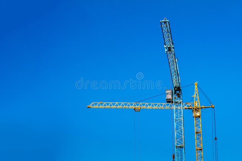 Twee kranen tegen de blauwe hemel stock foto's Twee kranen tegen de blauwe hemel stock foto's